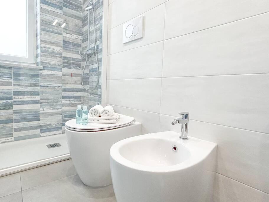 Free Parking - Elegante Casa Con Wifi -Smarttv Apartment Savona Bagian luar foto