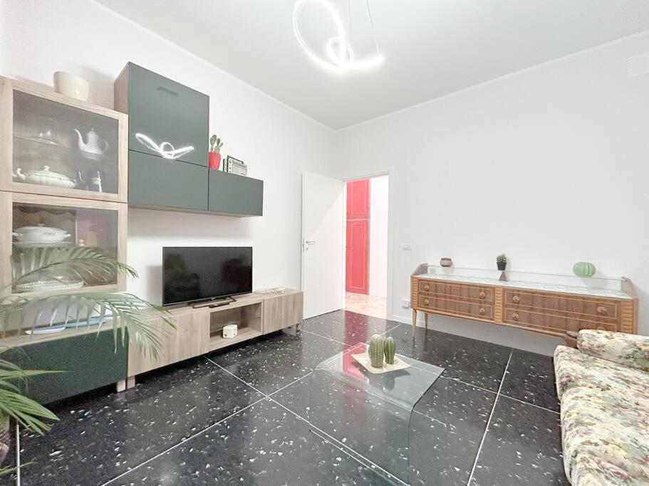 Free Parking - Elegante Casa Con Wifi -Smarttv Apartment Savona Bagian luar foto