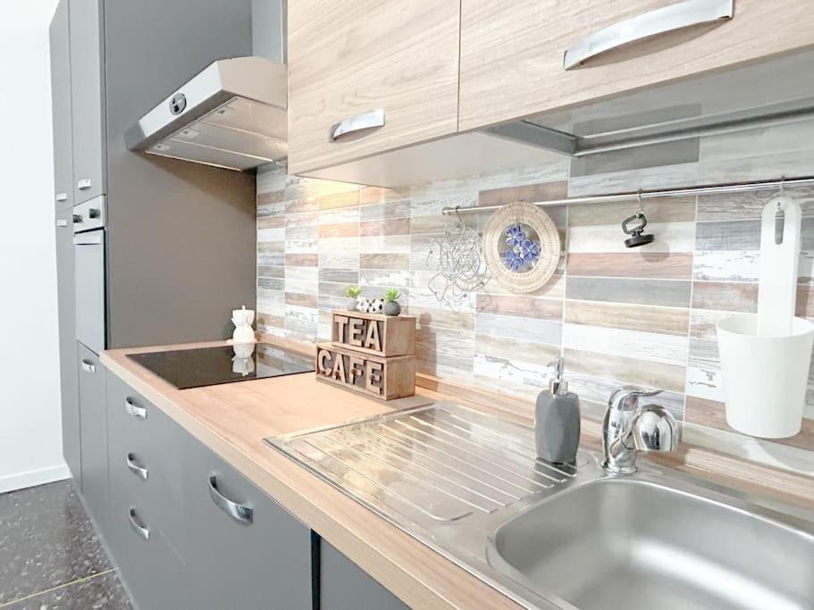 Free Parking - Elegante Casa Con Wifi -Smarttv Apartment Savona Bagian luar foto