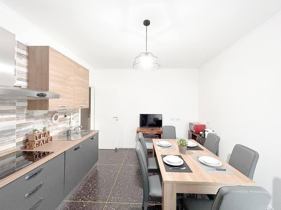 Free Parking - Elegante Casa Con Wifi -Smarttv Apartment Savona Bagian luar foto