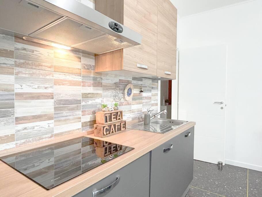 Free Parking - Elegante Casa Con Wifi -Smarttv Apartment Savona Bagian luar foto