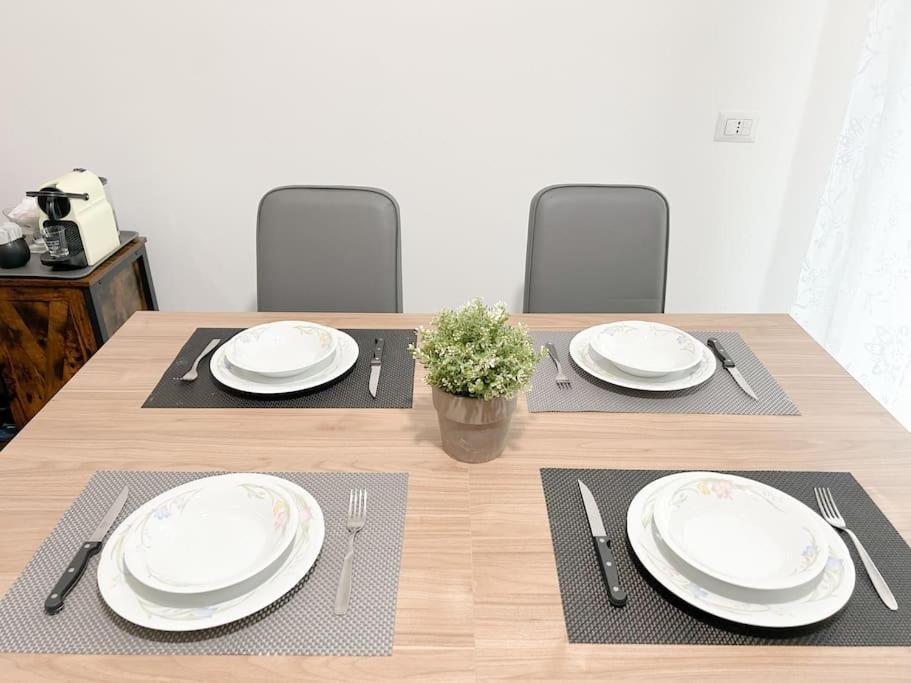 Free Parking - Elegante Casa Con Wifi -Smarttv Apartment Savona Bagian luar foto
