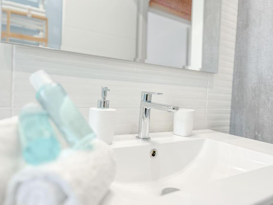 Free Parking - Elegante Casa Con Wifi -Smarttv Apartment Savona Bagian luar foto